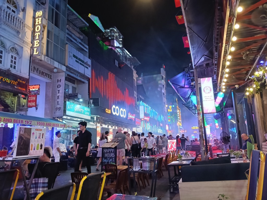 Bùi Viện Walking Street: Saigon’s Electric Heartbeat at Night&nbsp;🌃🍻