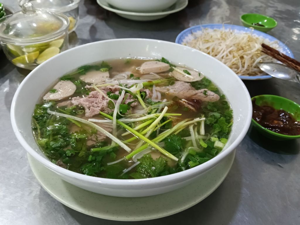 My First Bowl of Pho in Saigon – The 24-Hour Pho Mong Experience&nbsp;🇻🇳