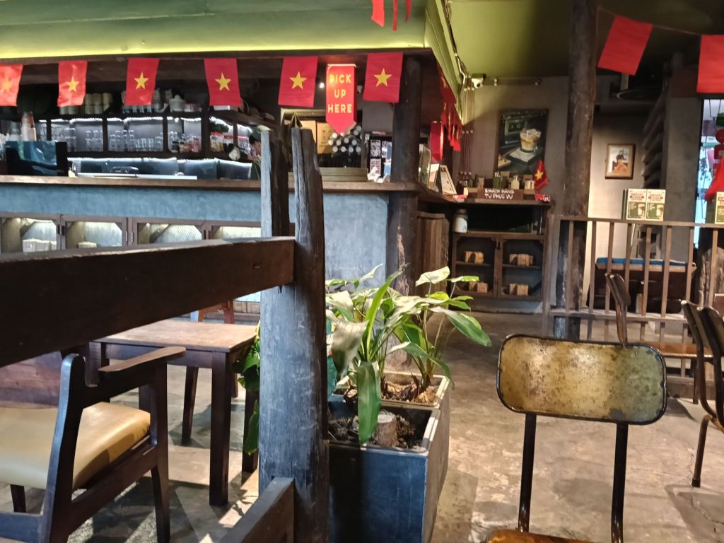 Cộng Cà Phê in Saigon: A Retro Vietnamese Coffee Experience You Can’t&nbsp;Miss☕🇻🇳