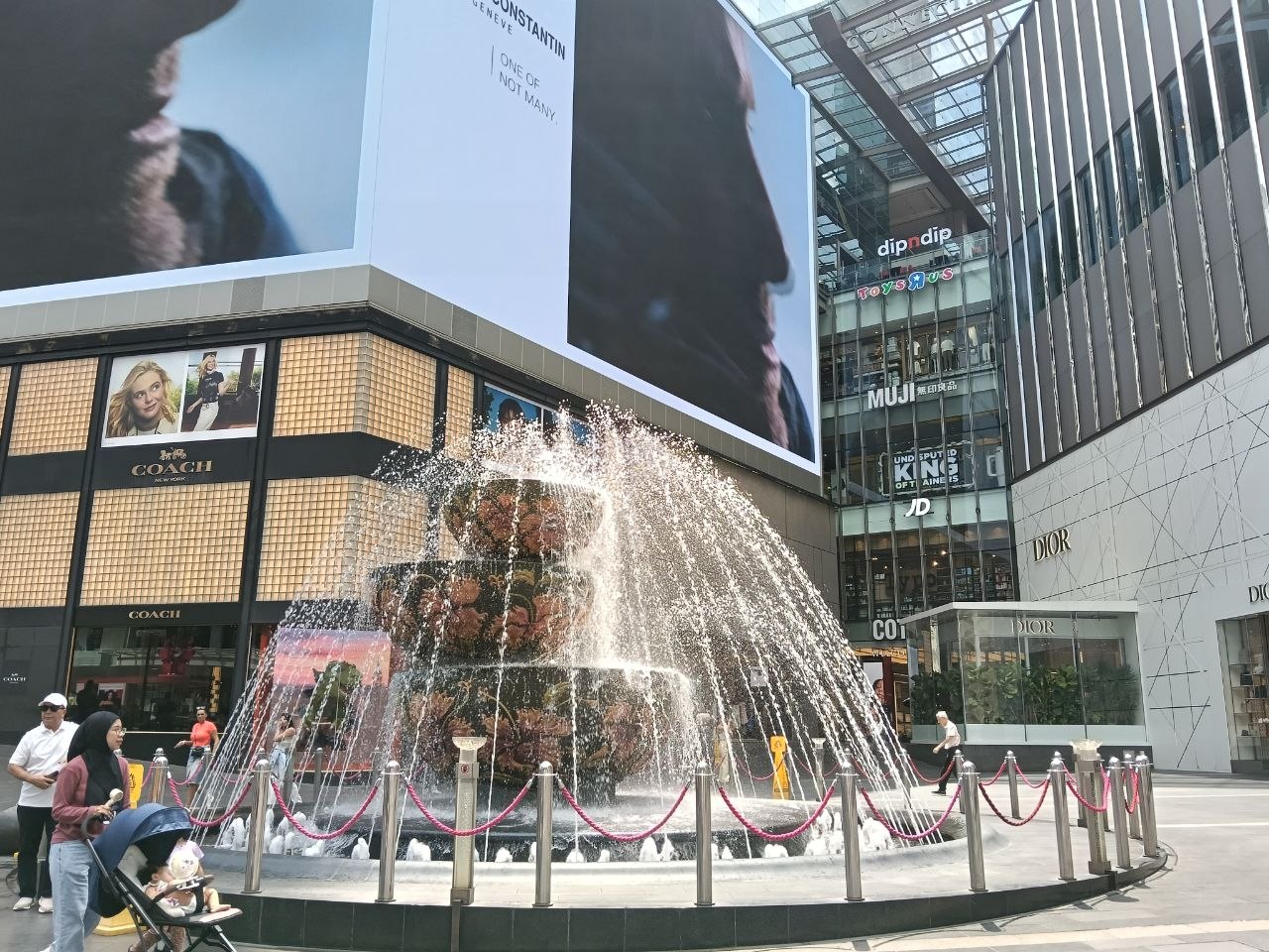 Pavilion KL entrance fountain surrounded by stores like Coach, Dior, MUJI and Toys R Us
