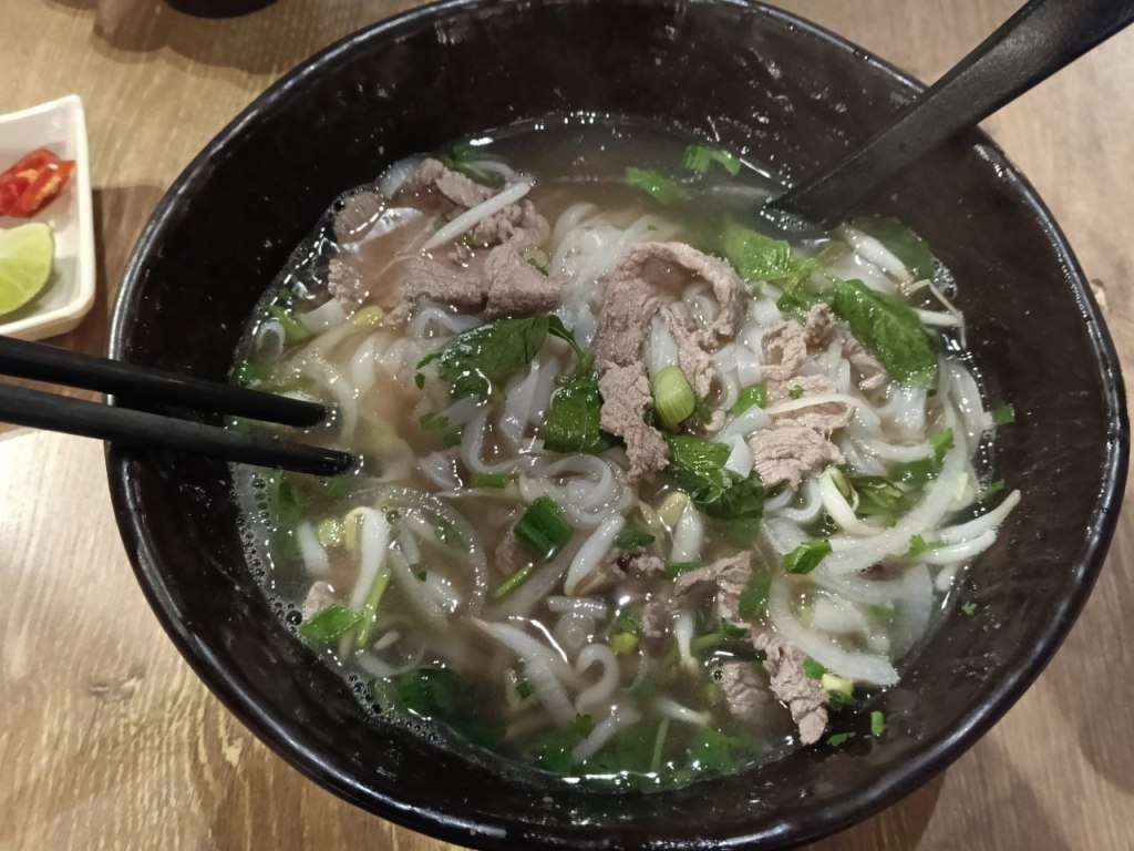 Black bowl of pho with beef and meatballs at Pho Vietz