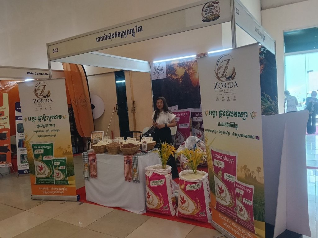 The Zorida Rice Mill stall at the Khmer Food Must Be Strong exhibition, displaying premium Cambodian jasmine rice bags and golden rice stalks at Koh Pich Theater 2026